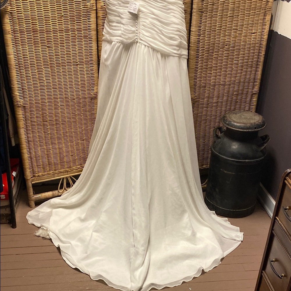 Elegant White One-Shoulder Gown - Picture 2 of 14